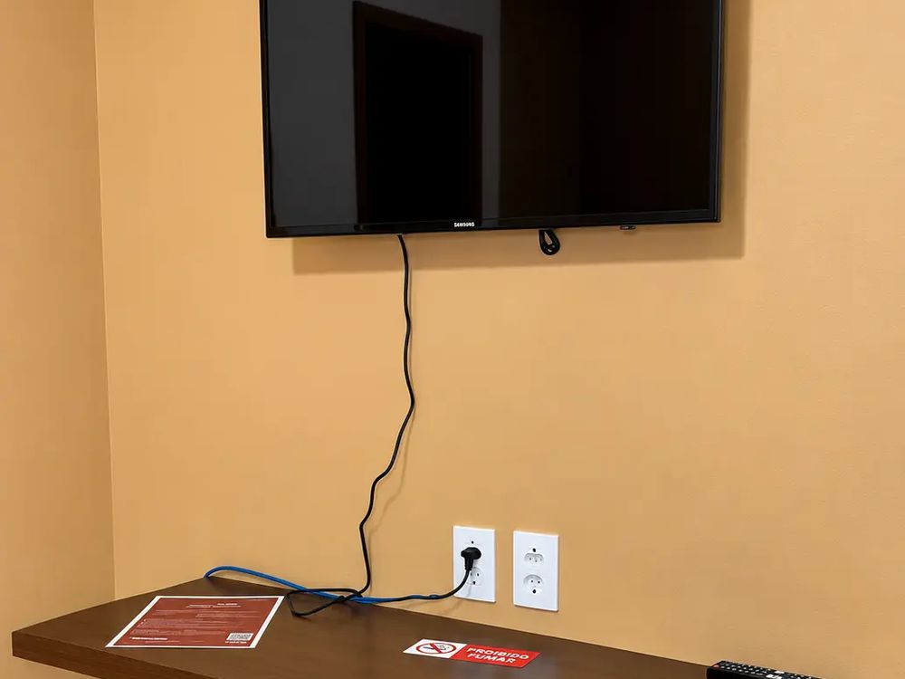 TV e mesa de apoio no quarto
